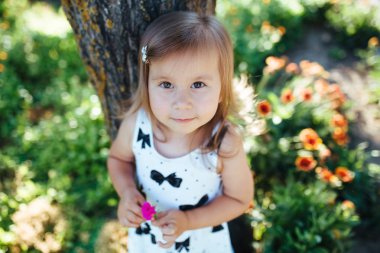 güzel kız bebek portresi.