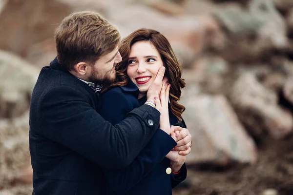 Retrato de una pareja joven increíble . — Foto de Stock