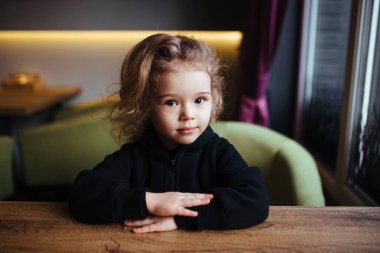 Biraz şık bir kız bebek portresi.