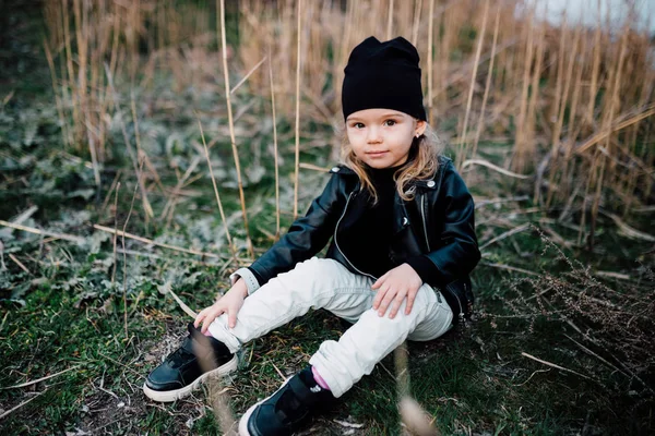 Retrato de una niña con estilo . —  Fotos de Stock