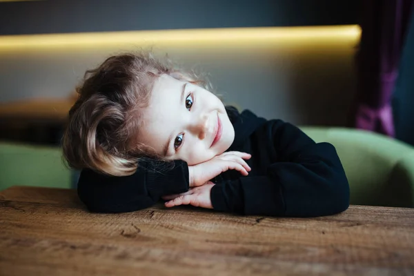 Porträt eines kleinen stilvollen Mädchens. — Stockfoto