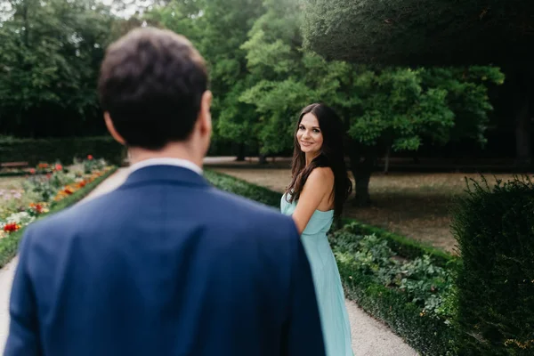 Retrato de um belo casal de casamentos. — Fotografia de Stock