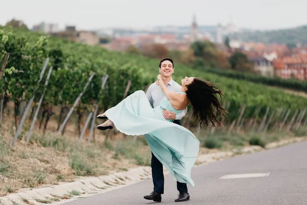 Retrato de una hermosa pareja de boda. —  Fotos de Stock