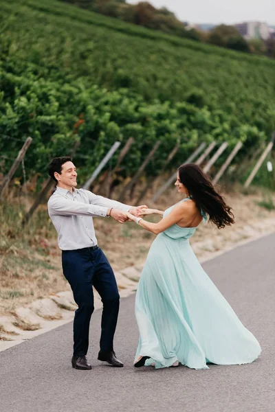 Retrato de una hermosa pareja de boda. —  Fotos de Stock