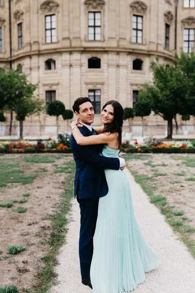 Retrato de una hermosa pareja de boda. —  Fotos de Stock