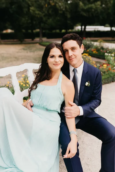 Retrato de una hermosa pareja de boda. —  Fotos de Stock