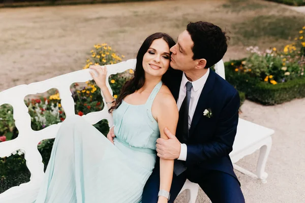 Retrato de una hermosa pareja de boda. —  Fotos de Stock