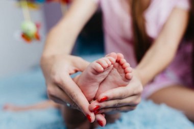 Küçük bir çocuğun ayaklarının closeup fotoğraf.