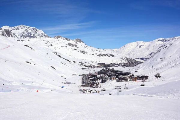 蒂涅村庄的山看法在冬天从度假胜地的滑雪轨道 阿尔卑斯 — 图库照片