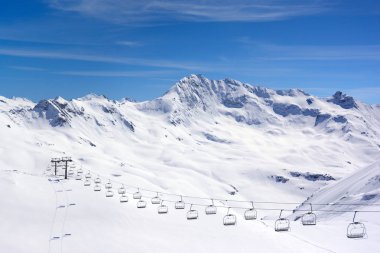 Yüksek dağlarda kayak kış, Tignes, Fransa Alpleri'nde merkezinde teleferik ile manzara