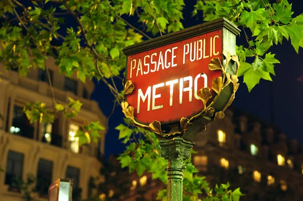 Paris Metro Işareti Bir Ağacın Yeşil Yaprakları Arasında Gece Yaktı Telifsiz Stok Imajlar