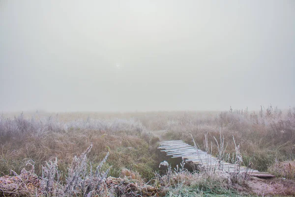 Holzbrücke Über Den Fluss Nebel — Stockfoto