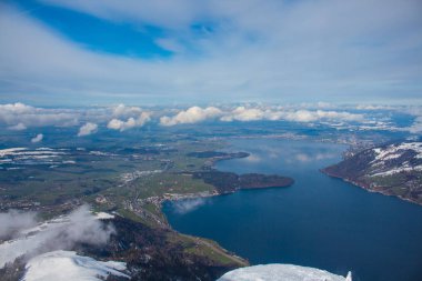 İsviçre Alpleri'nde dağın tepesinden bulutlu gökyüzü