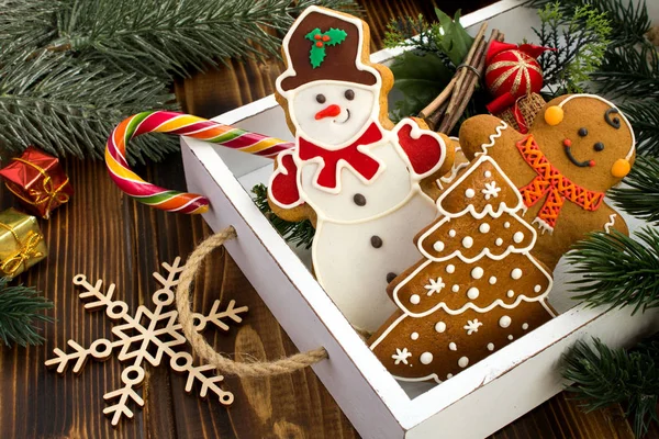Рождественское Печенье Белой Коробке Деревянном Фоне — стоковое фото
