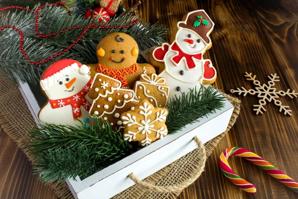 Рождественское Печенье Белой Коробке Коричневом Деревянном Фоне — стоковое фото