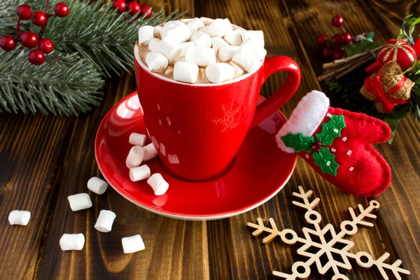 Chocolate Caliente Con Malvaviscos Taza Roja Sobre Fondo Marrón Madera — Foto de Stock