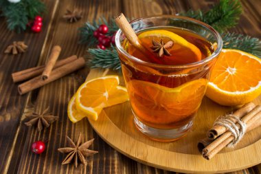 Ahşap yuvarlak kesme tahtası üzerinde mulled şarap