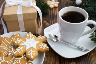 Kahve, Noel hediye ve çerezleri ahşap arka plan üzerinde