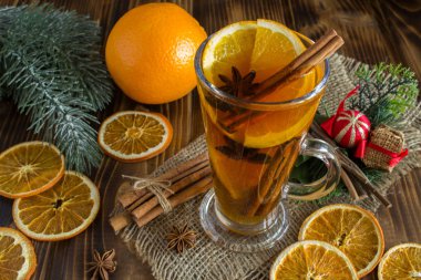 Mulled şarap ve kahverengi ahşap arka plan Christmas kompozisyonu