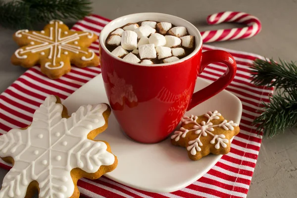 Heiße Schokolade Mit Marshmallows Der Roten Tasse Und Weihnachtsgebäck Auf — Stockfoto