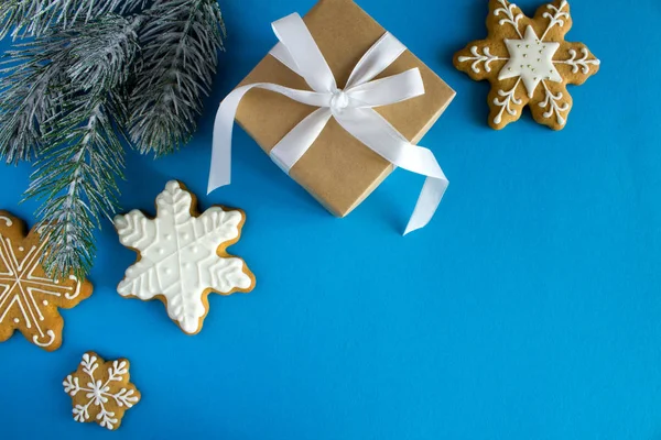 Подарок Белой Лентой Рождественской Композицией Синем Фоне — стоковое фото