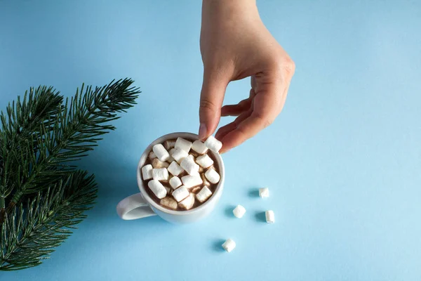 Heiße Schokolade Mit Marshmallows Der Weißen Tasse Und Frauenhand Auf — Stockfoto