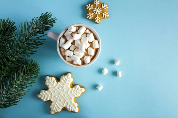 Heiße Schokolade Mit Marshmallows Der Weißen Tasse Und Weihnachtskomposition Auf — Stockfoto