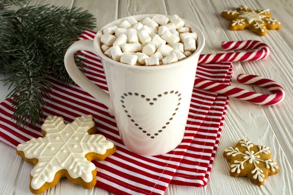 Heiße Schokolade Mit Marshmallows Und Weihnachtskomposition Auf Weißem Holzgrund — Stockfoto