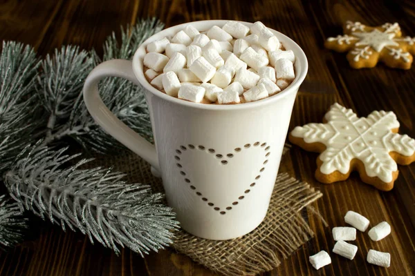 Heiße Schokolade Mit Marshmallows Der Weißen Tasse Und Weihnachtskomposition Auf — Stockfoto