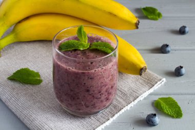 Smoothie muz ve yaban mersini gri gelmedi