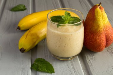 Smoothie muz ve armut gri ahşap arka plan üzerinde