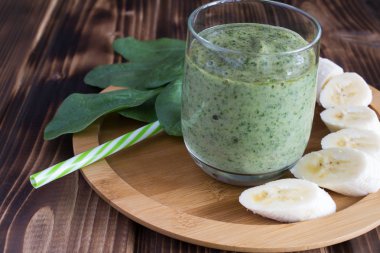 Sağlıklı kahvaltı: smoothies ile kesme tahtası üzerinde muz, ıspanak ve yulaf gevreği