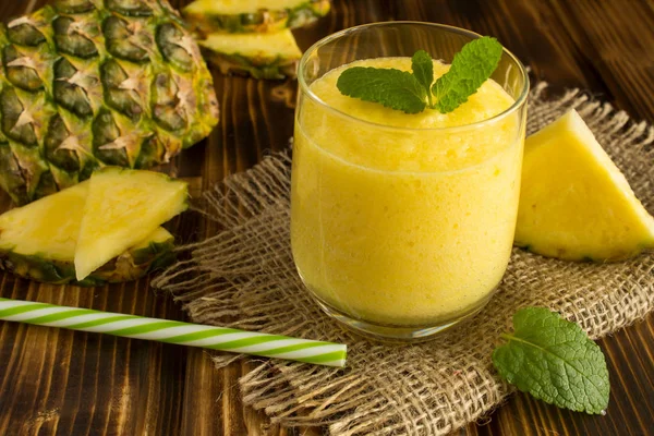 Rustik arka plan üzerinde ananas ile güler yüzlü