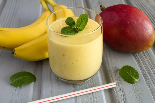 Smoothie Manga Banana Fundo Madeira Cinza — Fotografia de Stock