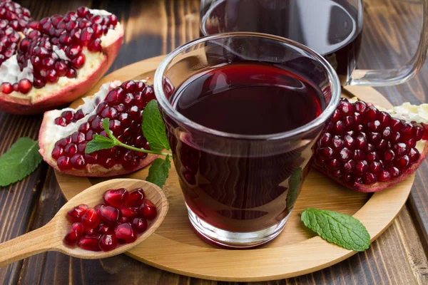 Succo Melograno Nel Bicchiere Sul Tagliere Rotondo — Foto Stock