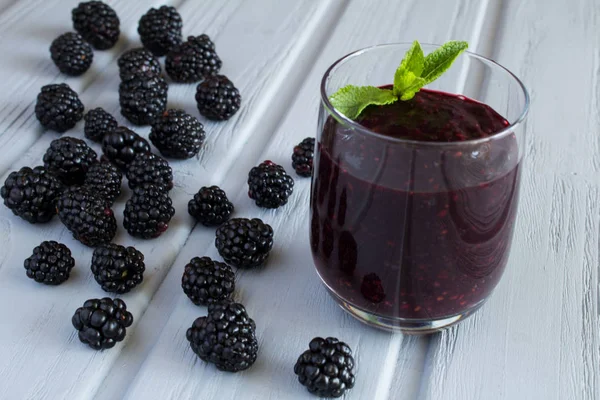 健康的饮料 在灰色木制背景上与黑莓的冰沙 — 图库照片