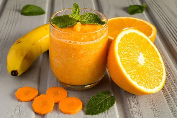 Smoothie Banánu Pomeranče Mrkev Šedém Pozadí Dřevěná — Stock fotografie