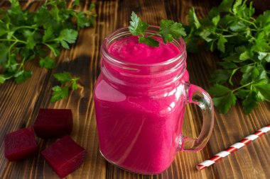 Pancar ve kahverengi ahşap zemin üzerine yoğurt ile vejetaryen smoothies