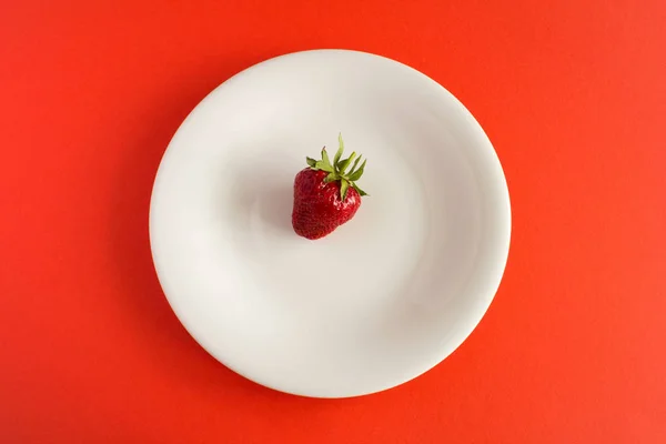 Morango Placa Branca Fundo Vermelho Visão Superior Conceito Mínimo Dieta — Fotografia de Stock