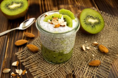 Chia ve kivi rustik ahşap zemin üzerine puding