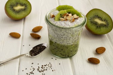 Chia ve kivi Beyaz ahşap zemin üzerine puding