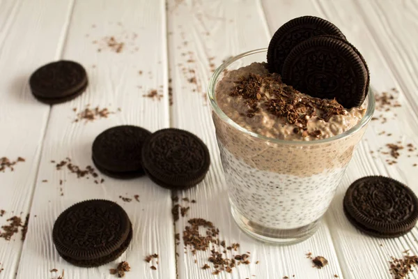 Puding Dengan Chia Dan Biskuit Coklat Latar Belakang Kayu Putih — Stok Foto