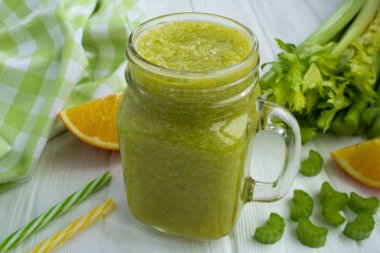 Turuncu ve beyaz ahşap zemin üzerine kereviz ile smoothies