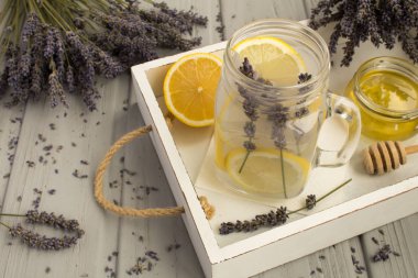 Lavanta çay bal ve limon Beyaz ahşap tepsi ile