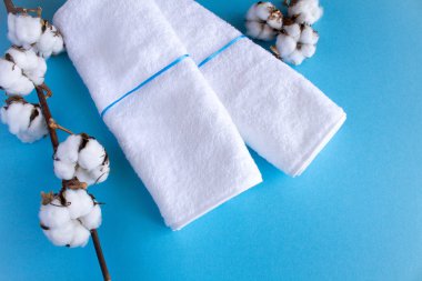 Şube cottton ve beyaz havlu mavi zemin üzerine. Üstten görünüm.
