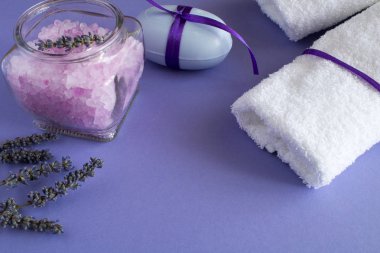 Lavanta tuz, pembe ve mor zemin üzerine beyaz havlu