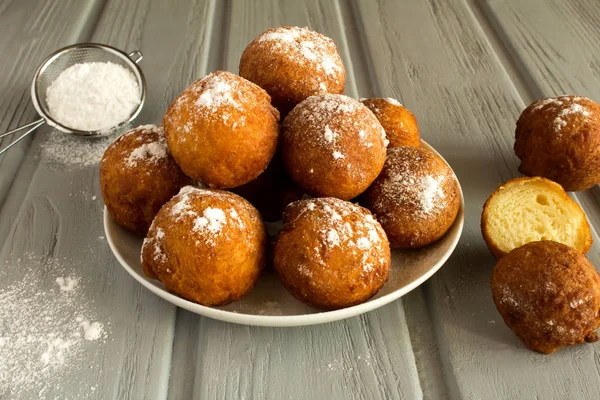 Ev yapımı peynir donuts gri ahşap arka plan üzerinde