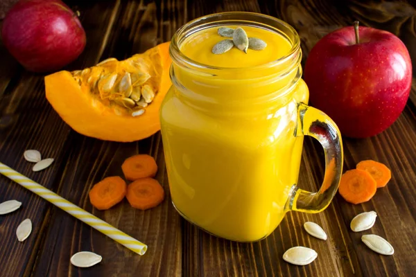 Batidos Con Calabaza Manzana Zanahoria Sobre Fondo Marrón Madera — Foto de Stock