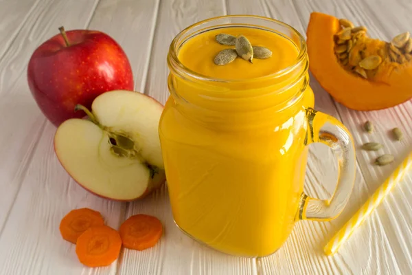 Batidos Con Calabaza Manzana Zanahoria Sobre Fondo Madera Blanca —  Fotos de Stock