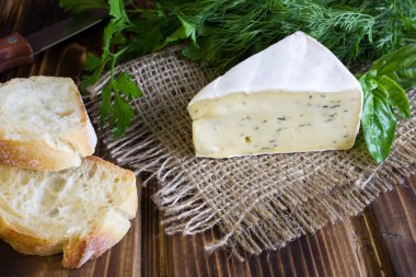 Otlar ile peynir ve ahşap arka plan üzerinde ekmek